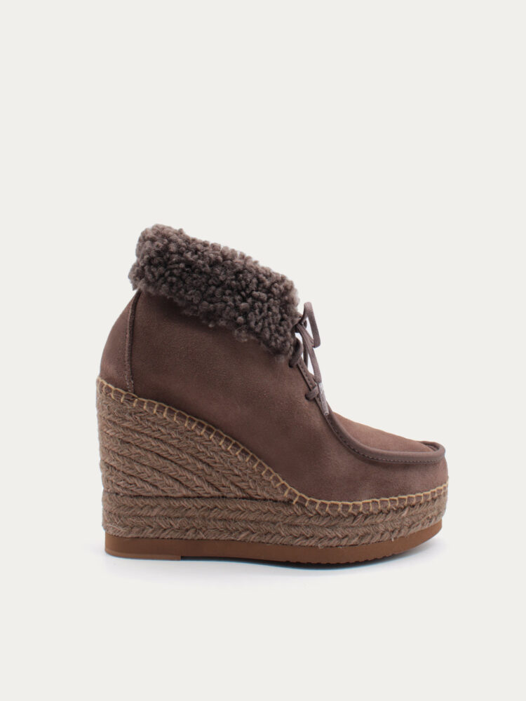 ANKLE BOOT WITH WEDGE AND BROWN LACES