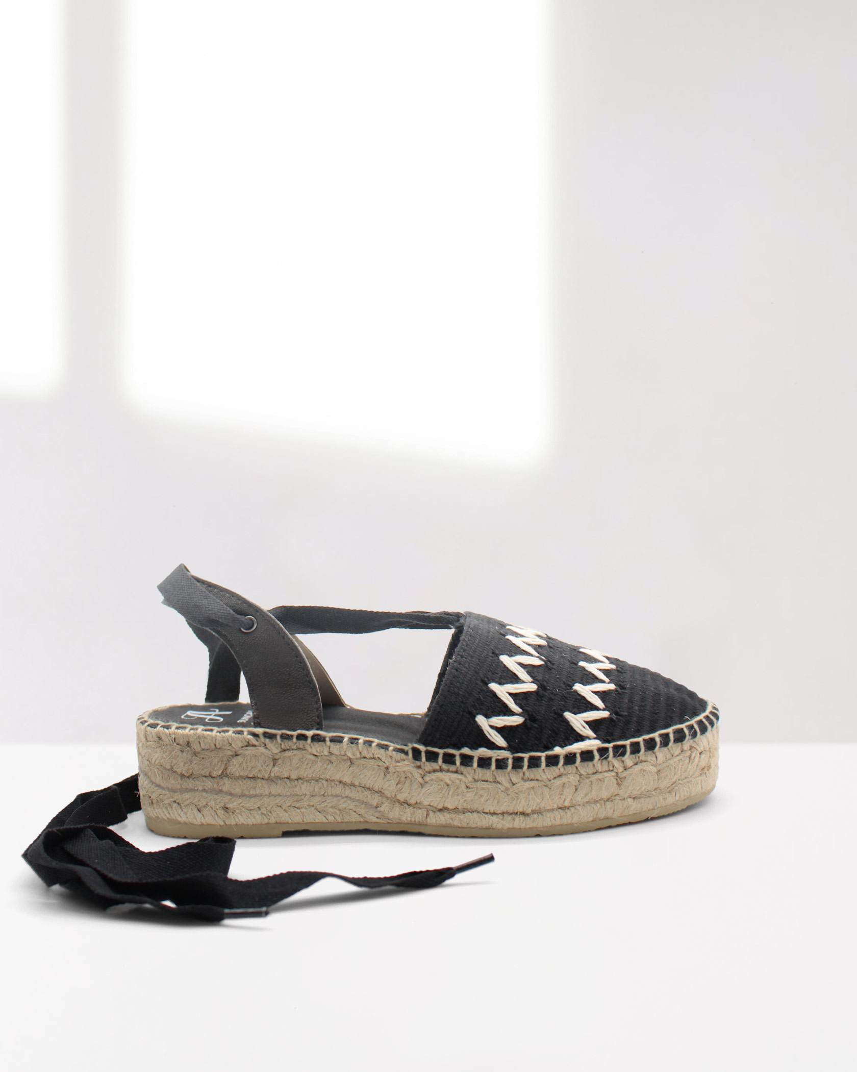 alpargata plana con lazo en color negro