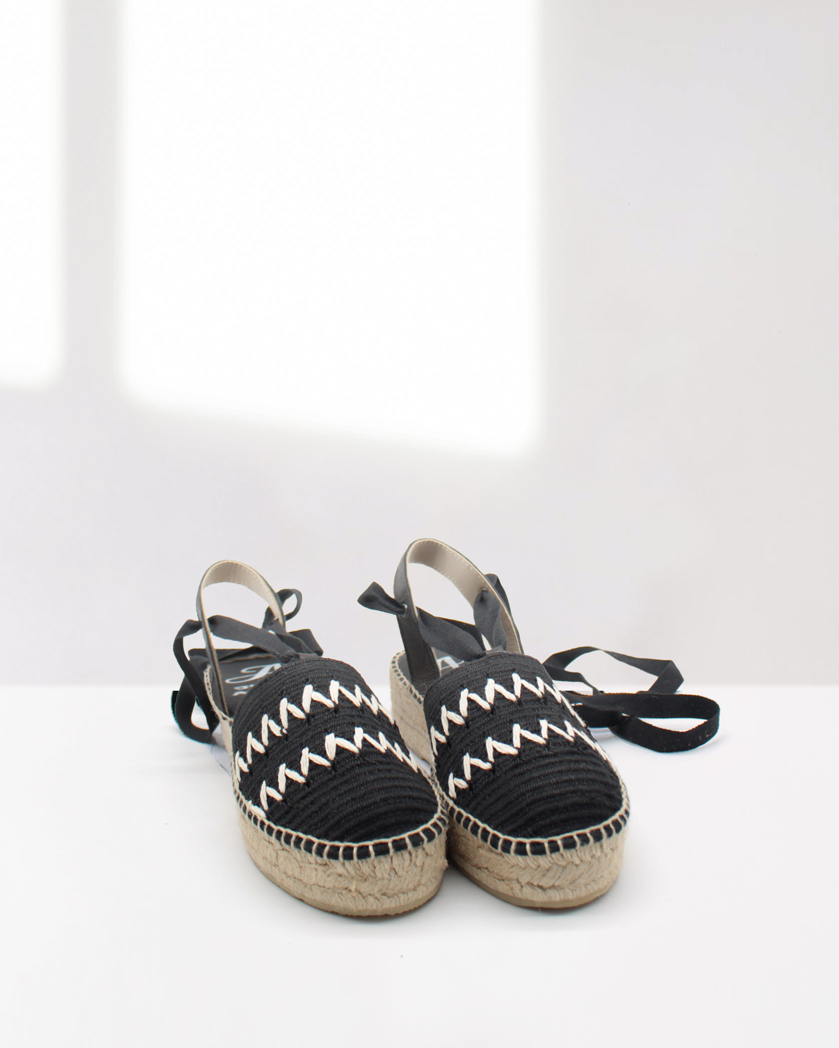 alpargata plana con lazo en color negro