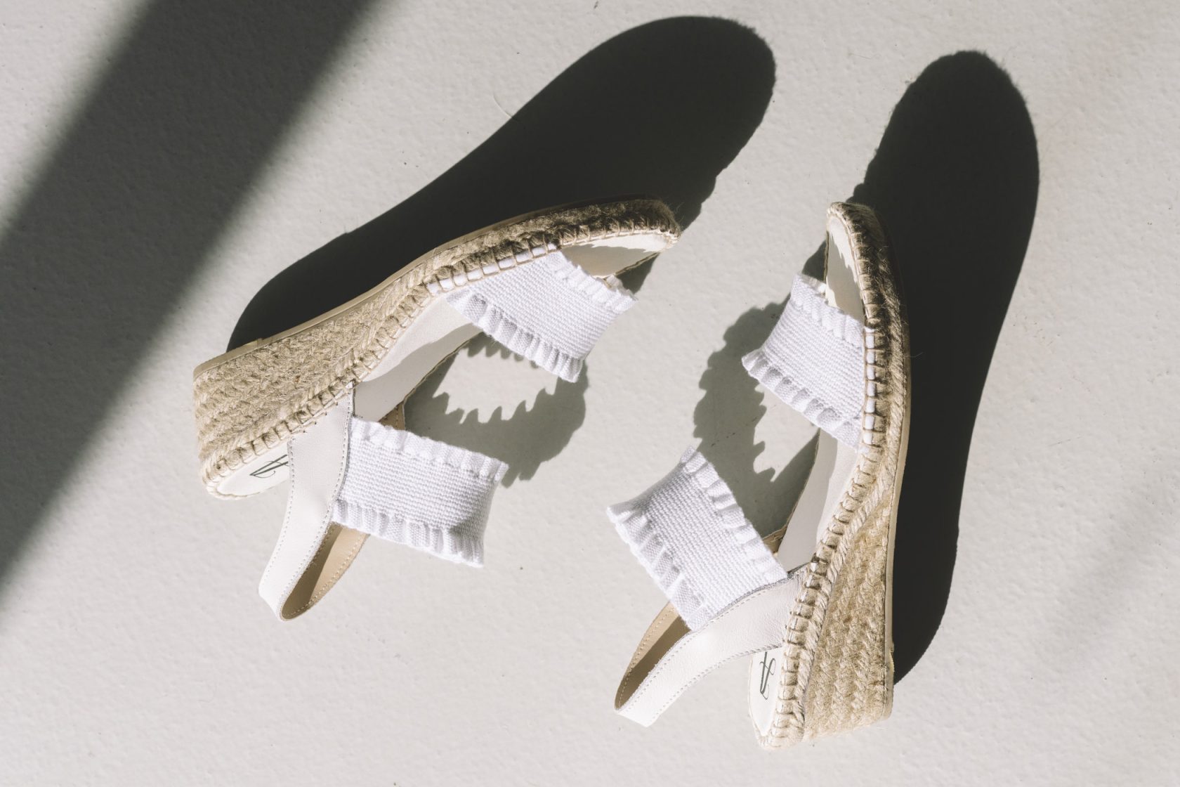 Alpargata de mujer blanca con cuña de Juncal Aguirre